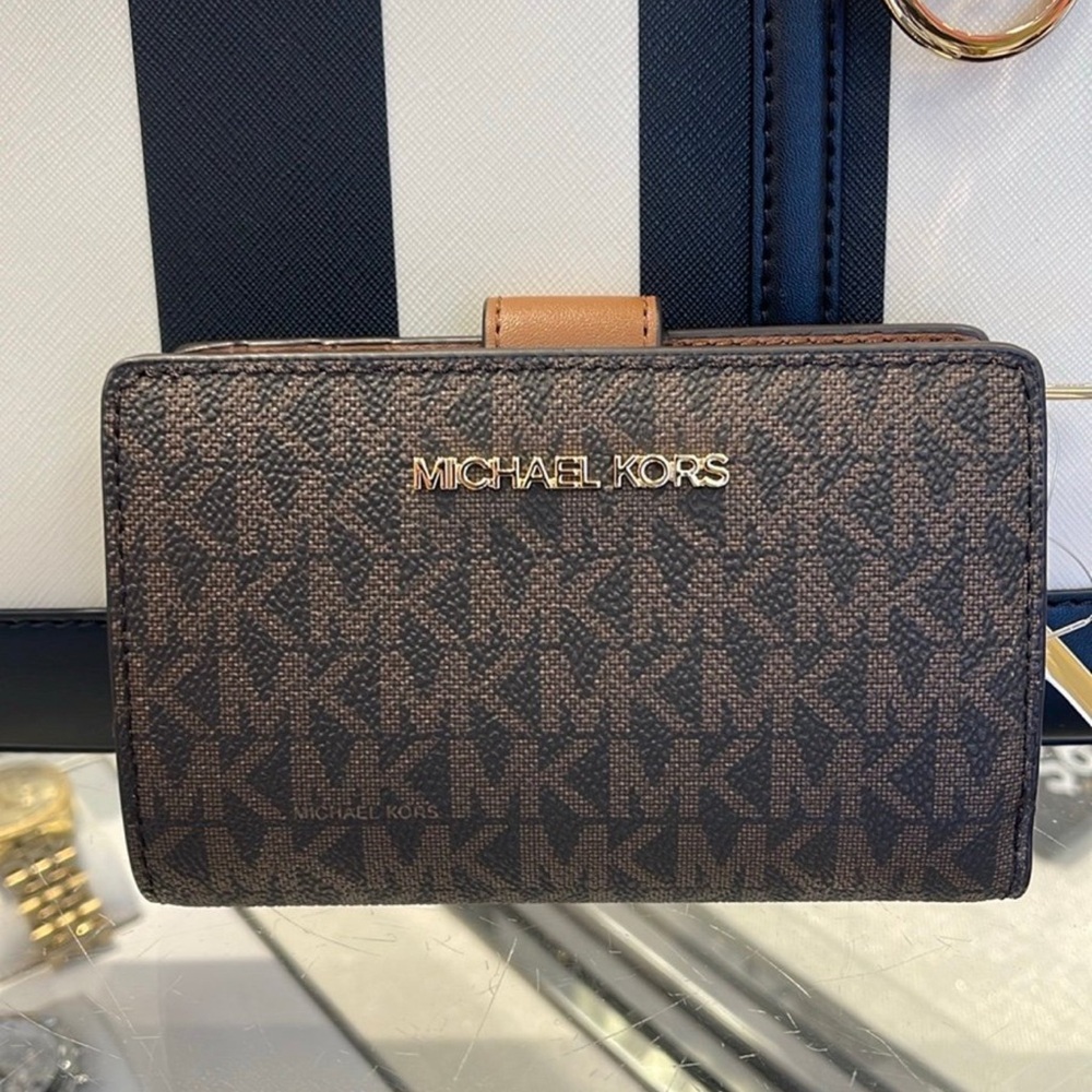 MICHAEL KORS
Jet Set Travel Md Bifold Zip Signature Logo Wallet
Brown Sign
NWT - Picture 1 of 12